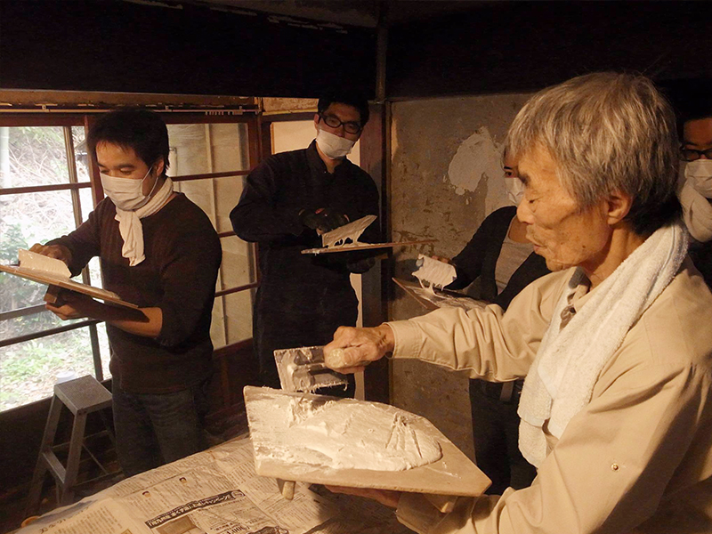 漆喰塗りのワークショップ