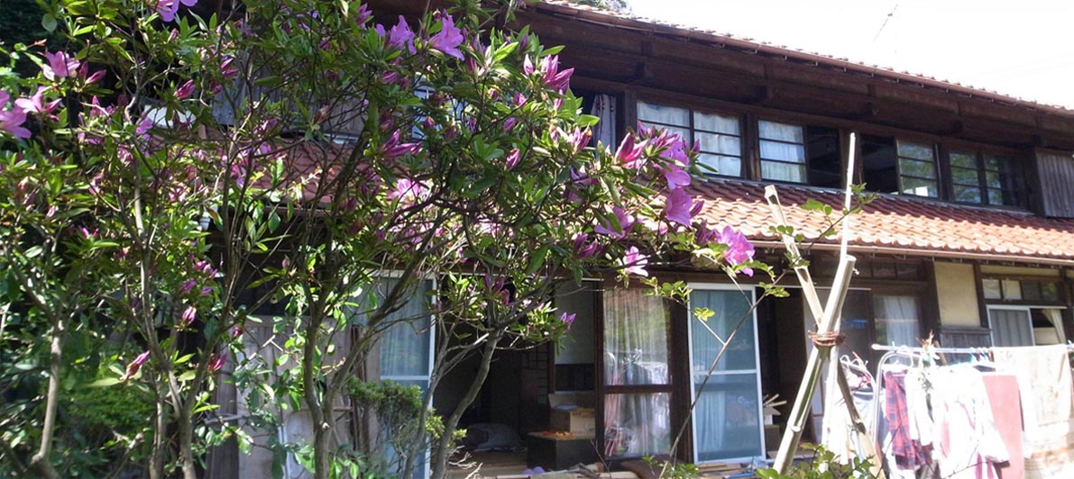 たけのこ庵　つつじの咲く庭